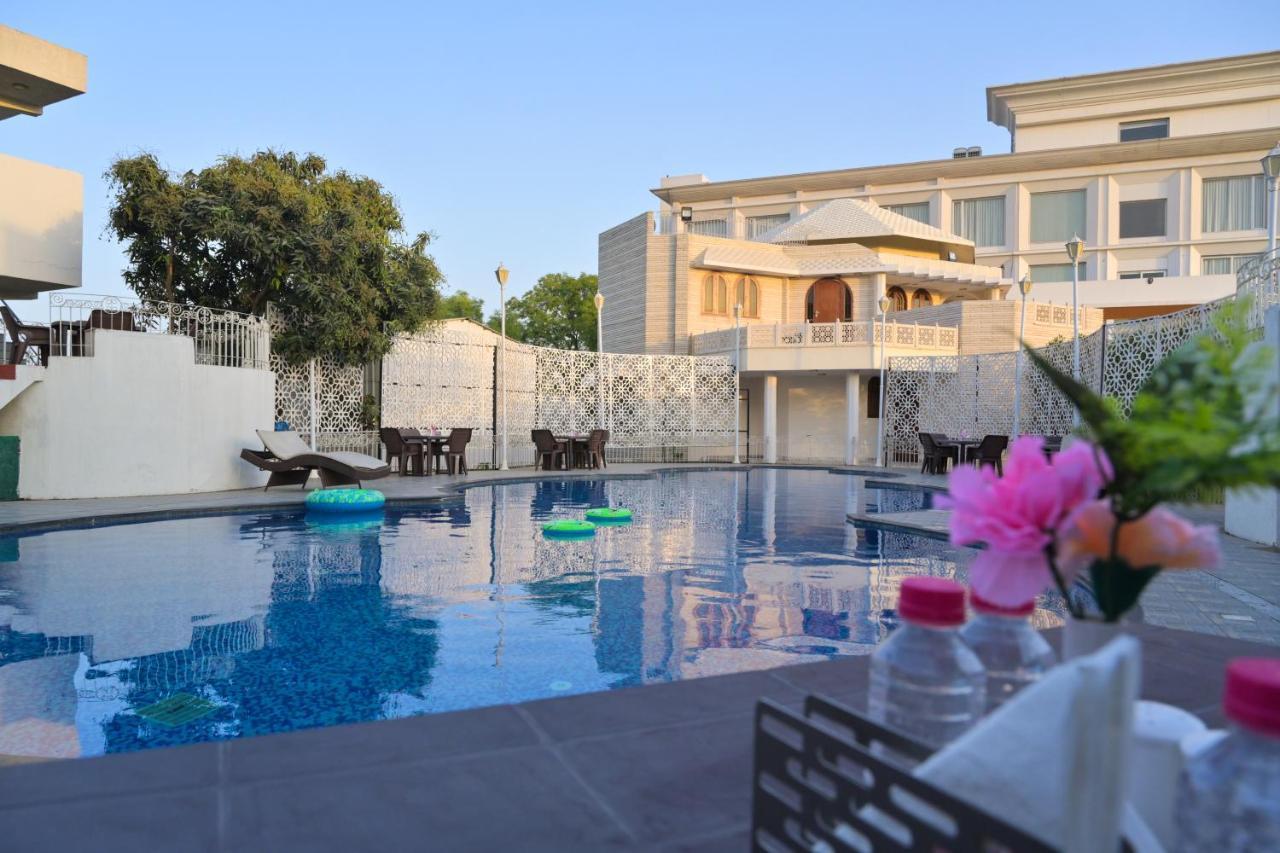 Stardom Resort Jaipur Extérieur photo